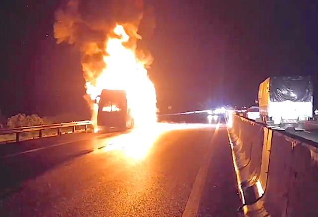 Chiếc xe khách bốc cháy ngùn ngụt trên cao tốc