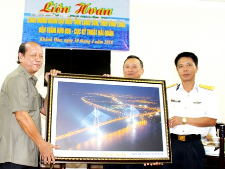 Đồng chí Trương Văn Sáu (bìa trái)- Phó Bí thư Thường trực Tỉnh ủy, Chủ tịch HĐND tỉnh Vĩnh Long, tặng quà đơn vị Kho 858- Cục Kỹ thuật Hải quân.