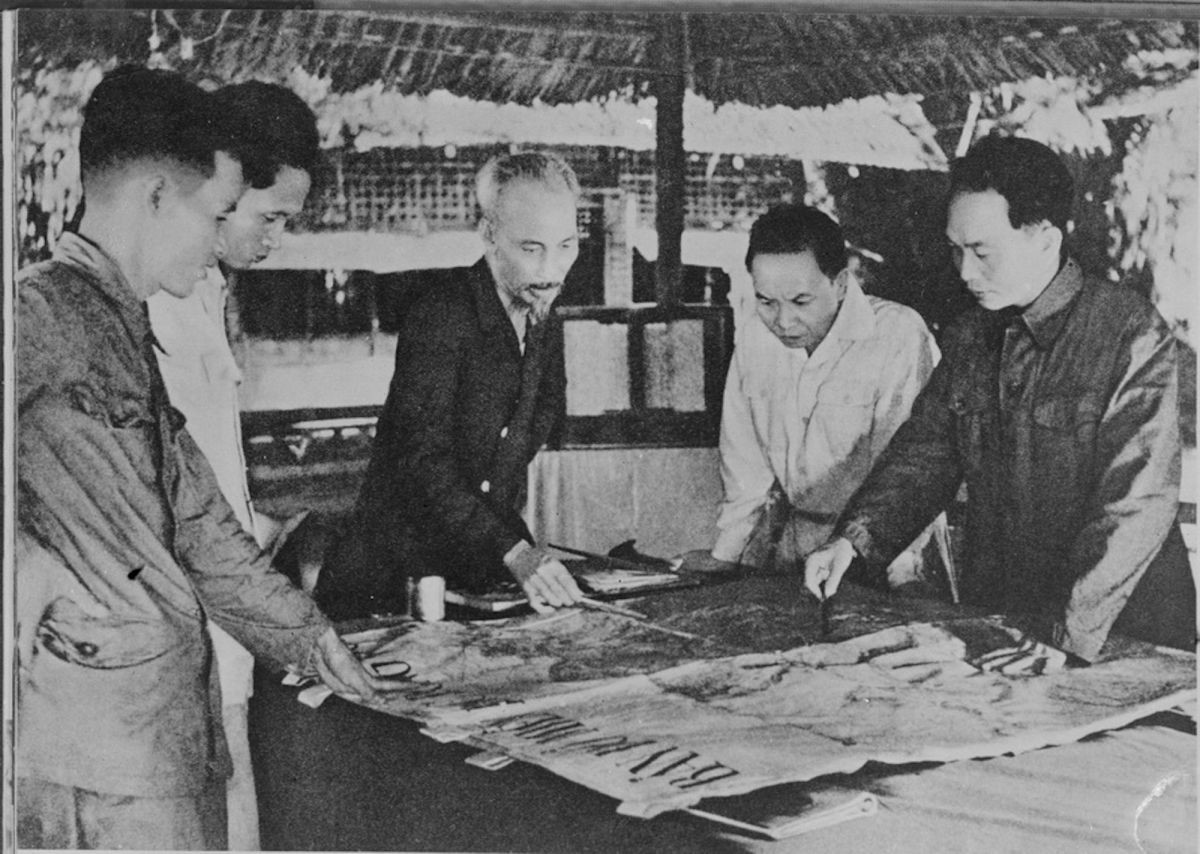 Tháng 12/1953, tại Chiến khu Việt Bắc (Thái Nguyên), Trung ương Đảng và Chủ tịch Hồ Chí Minh quyết định mở mặt trận có tính chất chiến lược: tiêu diệt tập đoàn cứ điểm quân viễn chinh tinh nhuệ Pháp ở Điện Biên Phủ. (Ảnh tư liệu: TTXVN)