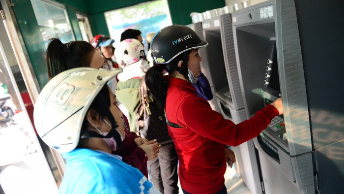Công nhân rút tiền tại ATM trong Khu chế xuất Tân Thuận, quận 7, TP.HCM - Ảnh: QUANG ĐỊNH