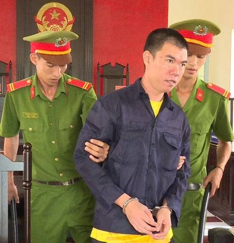 Lực lượng công an áp giải bị cáo Khưu Minh Dũng về trại giam.