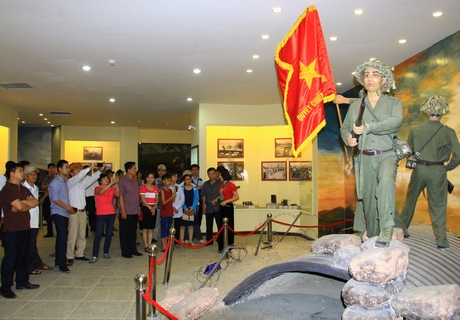 Du khách nghe thuyết minh về Chiến thắng Điện Biên Phủ lịch sử.