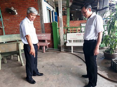 Ông Nguyễn Minh Tho- Giám đốc Sở Nông nghiệp và PTNT, ông Nguyễn Hiếu Nghĩa- Bí thư Thị ủy Bình Minh khảo sát khu vực xung quanh đoạn sạt lở.