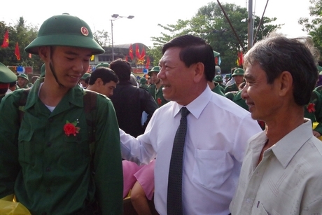 Đồng chí Trần Văn Rón- Bí thư Tỉnh ủy Vĩnh Long- động viên thanh niên lên đường bảo vệ Tổ quốc.