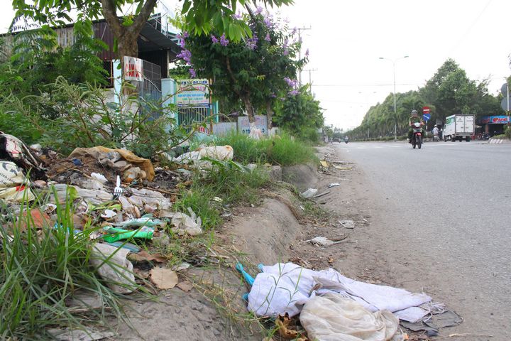 Theo một số người dân sống tại khu vực này,  thời gian lấy rác không đều đặng “có khi 3 ngày, cũng có lúc 7 ngày mới lấy rác”, đã dẫn đến tình trạng rác bị ùn ứ, gây mất vệ sinh.
