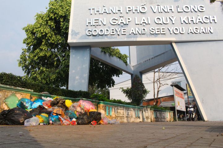 Tại địa điểm cổng “Vĩnh Long kính chào quý khách” (khu vực cầu Đường Chừa, đoạn đường Đinh Tiên Hoàng) cũng trở thành nơi tập kết rác thải, rác sinh hoạt.