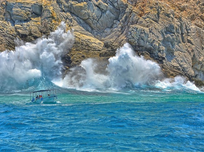 Du khách trải nghiệm những con sóng cực mạnh ở ngoài khơi bờ biển Cabo San Lucas, Mexico.