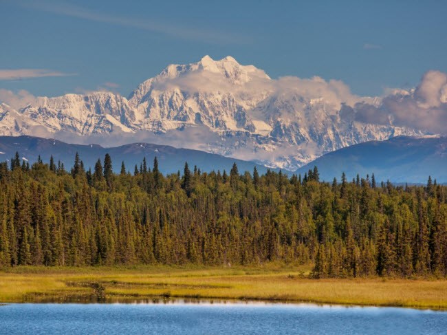Đỉnh núi cao nhất Bắc Mỹ nằm sau vườn quốc gia Denali ở bang Alaska, Mỹ.