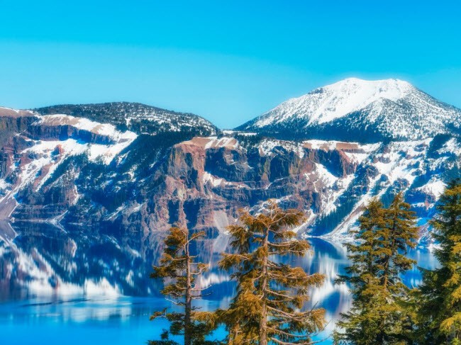 Cấu tạo địa chất đa dạng trong vườn quốc gia hồ Crater ở bang Oregon, Mỹ.