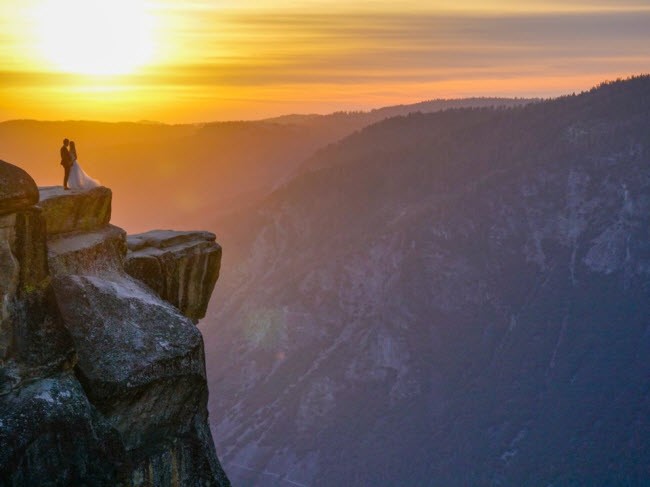 Cặp đôi chụp ảnh cưới với phong cảnh đẹp mê hồn trong vườn quốc gia Yosemite ở bang California, Mỹ.