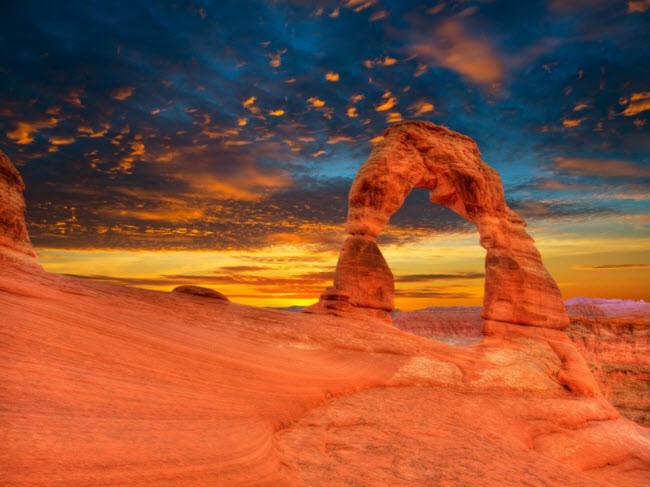 Khung cảnh hoàng hôn tuyệt đẹp trong vườn quốc gia Arches ở bang Utah, Mỹ.