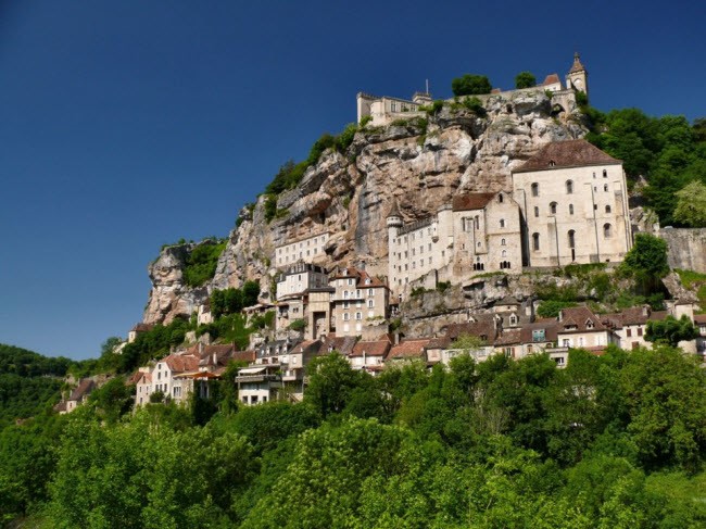 Thành phố cổ Rocamadour nằm trên đỉnh vách núi được phủ kín màu xanh của cây ở Pháp.