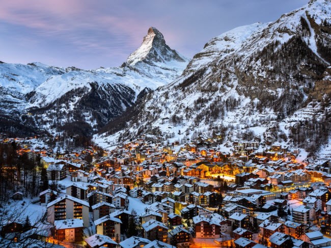 Tuyết trắng bao phủ các đỉnh núi gần thành phố Zermatt, Thụy Sĩ.