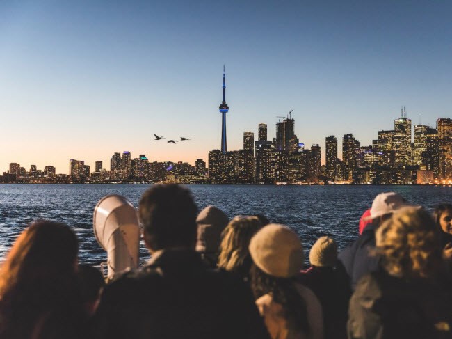 Du khách chiêm ngưỡng thành phố Toronto ở phía chân trời từ hồ Ontario, Canada.