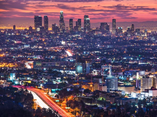 Nền bầu trời màu hồng và cam trên thành phố Los Angeles, bang California, Mỹ.