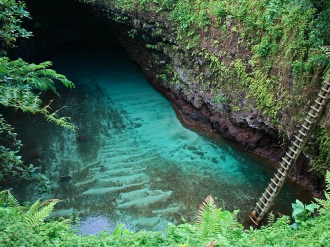Chiếc thang dẫn xuống bể bơi tự nhiên To Sua Ocean ở Samoa.