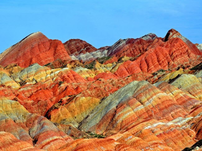 Sắc màu sắc sỡ của dãy núi Cầu vồng trong Công viên địa chất Trương Dịch Đan Hà ở tỉnh Cam Túc, Trung Quốc.