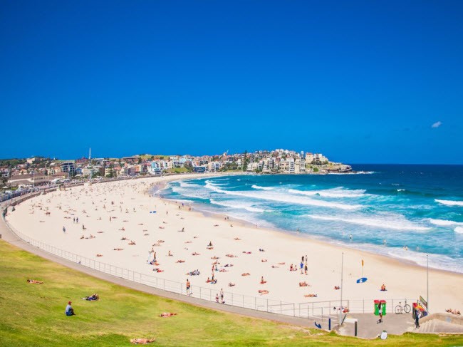 Những con sóng bạc trắng từ Nam Thái Bình Dương ập vào bãi biển Bondi Beach ở Sydney, Australia.
