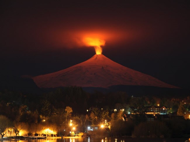 Bầu trời được thắp sáng bởi dung nham phun trào từ núi lửa Villarrica ở Chile.
