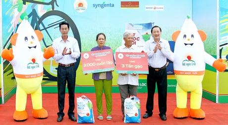 Ông Nguyễn Mỹ- Phó Tổng giám đốc Tập đoàn Lộc Trời trao tặng 3.000 cuốn tập, 3 tấn gạo cho các em học sinh và hộ nông dân nghèo huyện đảo Phú Quốc (ảnh: THẾ HUY)