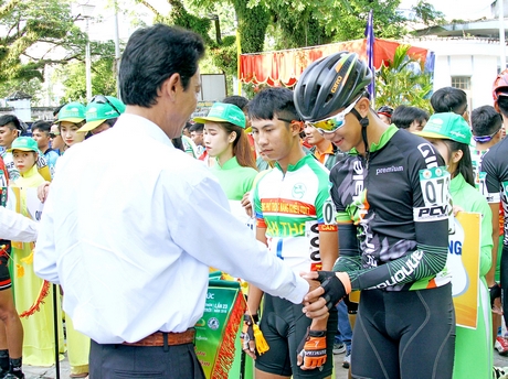 Lãnh đạo huyện đảo Phú Quốc trao cờ lưu niệm cho đội Premium Cycling Vĩnh Long (ảnh: THẾ HUY)