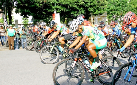 Các tay đua xuất phát chặng đua đầu tiên tại huyện đảo Phú Quốc (Kiên Giang). (ảnh: THẾ HUY)