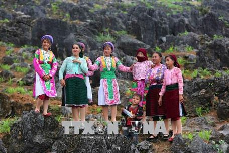 Các cô gái dân tộc Mông trong trang phục truyền thống tại Chợ tình Khau Vai. Ảnh: Thành Đạt/TTXVN