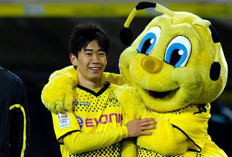 Chú ong vàng đen là linh vật của CLB Dortmund - Ảnh: Getty Images