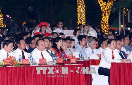Thủ tướng Nguyễn Xuân Phúc và các đại biểu tham dự buổi lễ. Ảnh: Thống Nhất/TTXVN
