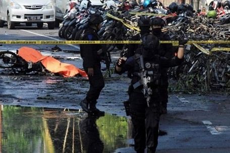Hiện trường 1 trong 3 vụ đánh bom ngày 13.5 ở Surabaya. Ảnh: EPA
