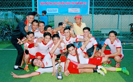 Đội Doanh nghiệp Honda Tân Thành trong niềm vui giành chức vô địch của giải.