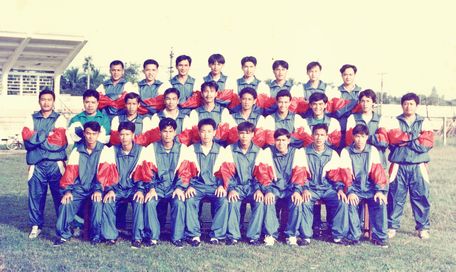  Đội hình thi đấu chính thức của đội Vĩnh Long tại giải hạng A2 quốc gia 1993 và giành quyền thăng hạng năm 1995.