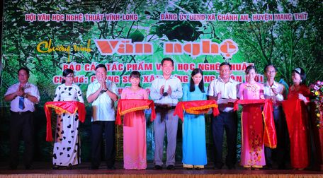 Đồng chí Trần Văn Rón- Ủy viên BCH Trung ương Đảng, Bí thư Tỉnh ủy Vĩnh Long ( thứ 3, bên trái) cắt băng khai mạc triển lãm.