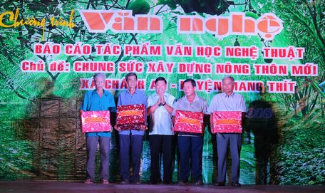  Bí thư Tỉnh ủy- Trần Văn Rón (đứng giữa) đã đến thăm và tặng quà cho Mẹ Việt Nam anh hùng và những nông dân sản xuất giỏi trong xã.
