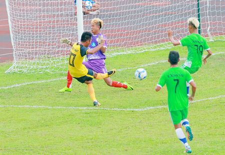  Pha ghi bàn của tiền đạo Phạm Đoàn Tiến Phát (10) để lập cú hattrick cho đội Vĩnh Long trong trận thắng Bến Tre 3-1.