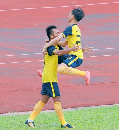 Niềm vui của tiền đạo Phạm Đoàn Tiến Phát (10) khi lập cú hattrick cho đội Vĩnh Long trong trận thắng Bến Tre 3-1.