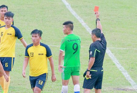 Trọng tài Trần Hữu Thanh rút chiếc thẻ đỏ thứ 3 với Nguyễn Hoàng Long (9, Bến Tre) trong trận đấu với Vĩnh Long.