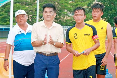 Giám đốc Công ty TNHH Sản xuất thương mại Phước Thành IV và Café Thóc (TP Vĩnh Long) tặng thưởng 10 triệu đồng cho đội bóng đá Vĩnh Long với chiến thắng mở đầu 3-1 trước Bến Tre.
