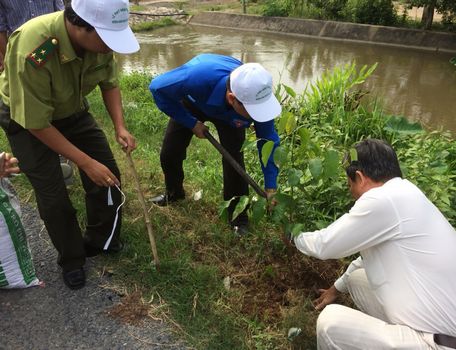  Đại diện Tỉnh Đoàn, Sở Nông nghiệp và PTNT, địa phương tham gia trồng cây xanh