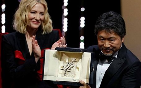 Đạo diễn Hirokazu Kore-eda nhận giải Cành cọ vàng.