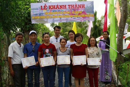 Bí thư Đảng ủy xã Long Phú tặng giấy ghi nhận tấm lòng vàng cho Nhóm Chung Sức (TP Hồ Chí Minh).