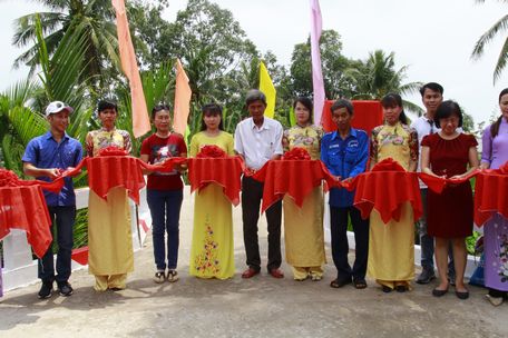 Đại diện UBND xã Long Phú, Nhóm Chung Sức, Đội thi công xây dựng cầu từ thiện huyện Tháp Mười cắt băng khánh thành cầu Kênh Mười Đề và mở bảng lưu niệm cầu Kênh Mười Đề