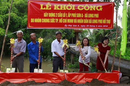 Đại diện UBND xã Long Phú, Nhóm Chung Sức, Đội thi công xây dựng cầu từ thiện huyện Tháp Mười thực hiện nghi thức khởi công cầu Lô 1 và Lô 1B.