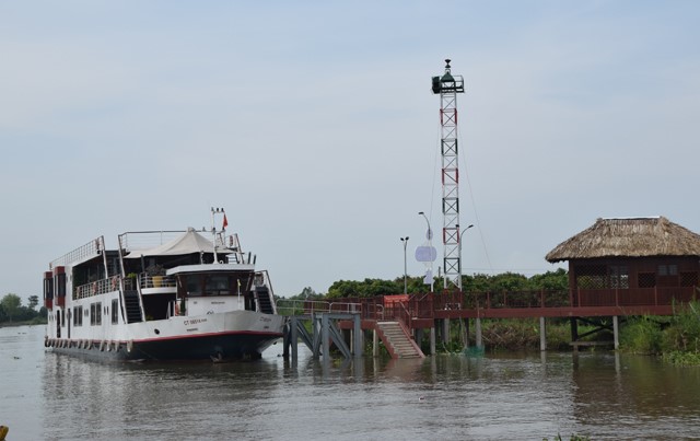 Bến cầu tàu và nhà thông tin dịch vụ du lịch Tân Thuận Đông