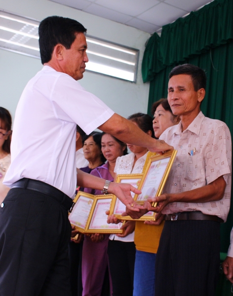Phó Bí thư Huyện ủy, Chủ tịch UBND huyện Tam Bình- Trần Văn Dũng trao giấy khen cho các cá nhân