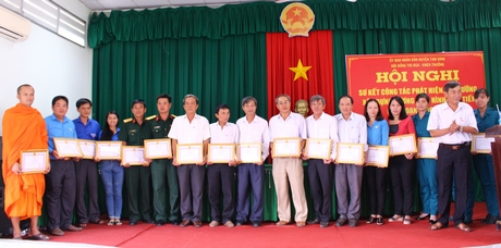 Phó Chủ tịch UBND huyện Tam Bình- Lê Ngọc Đức trao giấy khen cho các cá nhân