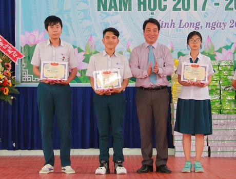 Phó Chủ tịch UBND tỉnh- Lữ Quang Ngời khen thưởng cho học sinh giỏi nhất các khối học.