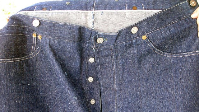 Hình ảnh được cung cấp bởi nhà bán đấu giá Daniel Buck Soules cho thấy chiếc quần jeans Levis 125 năm tuổi vẫn còn như mới tinh - Ảnh: AP