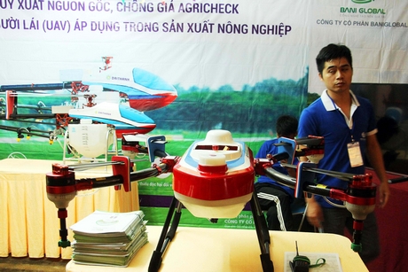 Công nghệ hiện đại ứng dụng trong sản xuất nông nghiệp được giới thiệu tại Công nghệ nông nghiệp và thủy sản Mekong 2018. Trong ảnh: Máy bay phun thuốc bảo vệ thực vật.