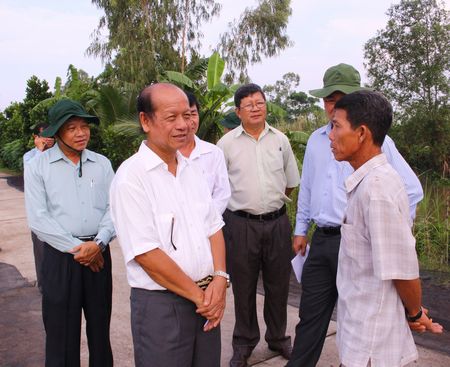 Phó Bí thư Thường trực Tỉnh ủy, Chủ tịch HĐND tỉnh- Trương Văn Sáu hỏi thăm tình hình đời sống nông dân